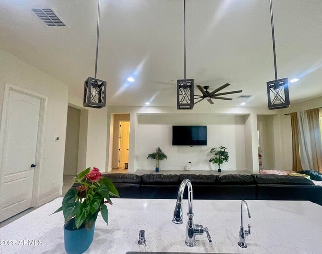Building Photo - Gorgeous 4 bed 3.5 bath + Den with FULL SO...