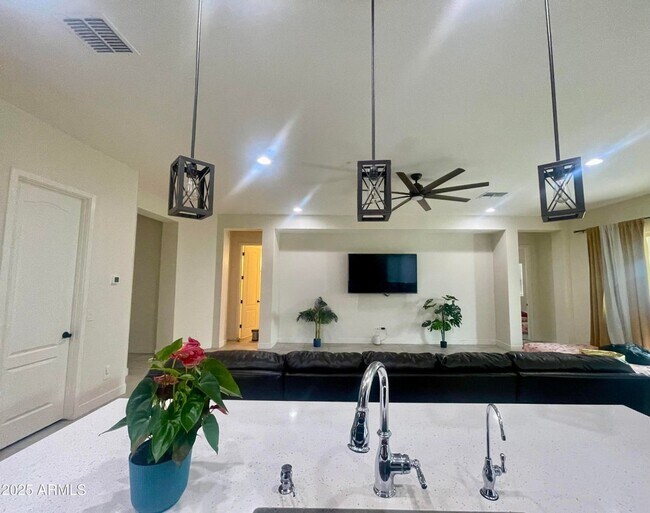 Foto del edificio - Gorgeous 4 bed 3.5 bath + Den with FULL SO...