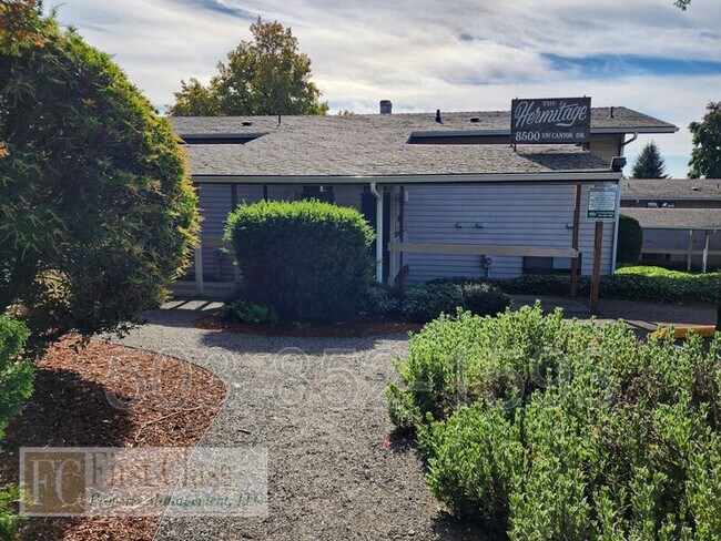 Foto del edificio - 8500 SW Canyon Dr