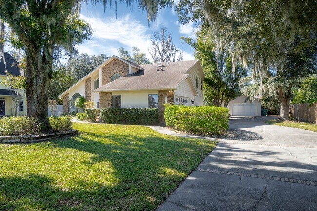 Foto del edificio - FOR RENT!!! STUNNING AND SPACIOUS SINGLE FAMILY HOME WITH LAKE VIEW...