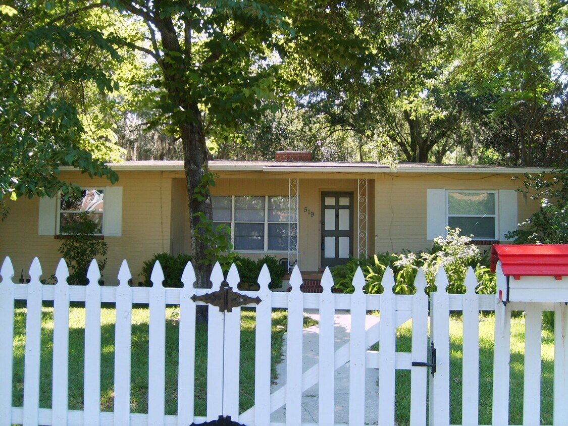 Primary Photo - Huge 4/2 House Right Behind Midtown!!