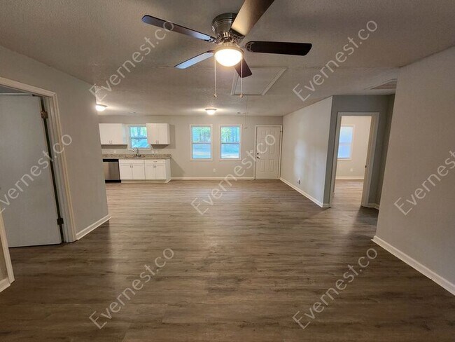 Building Photo - 727 W Creek Cir