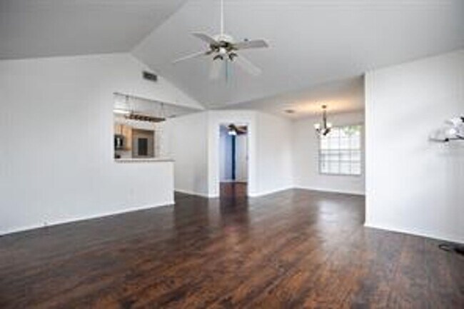 Building Photo - 3 BEDROOM 2 BATH CONDO