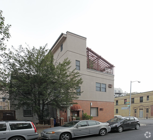 Building Photo - 691-693 Lorimer St