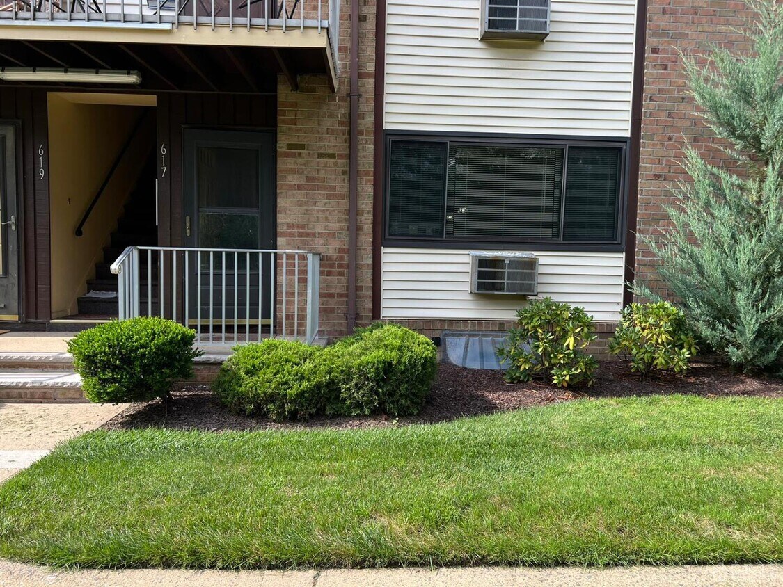 617 Cricket Ln, Woodbridge Township, NJ 07095 Room for Rent in