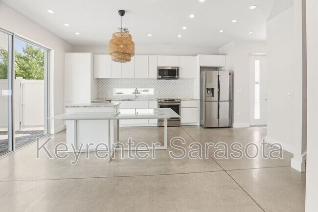 Foto del edificio - 2066 Roselawn St