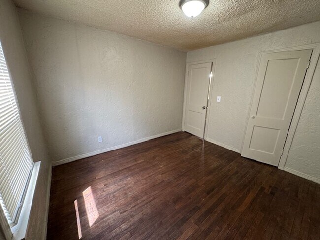 Foto del edificio - 2 bed 1 bath in OKC! New paint and ready f...