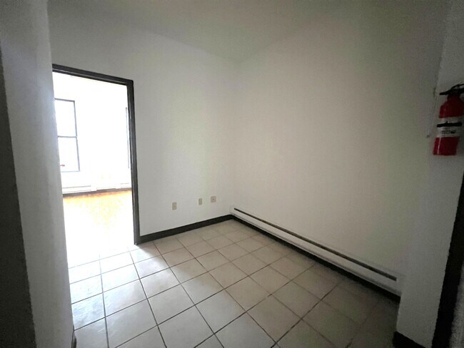 Foto del edificio - 1409 Grand St