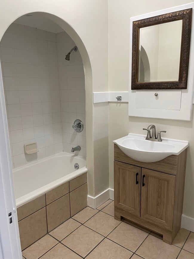 Baño - 443 W 11th St
