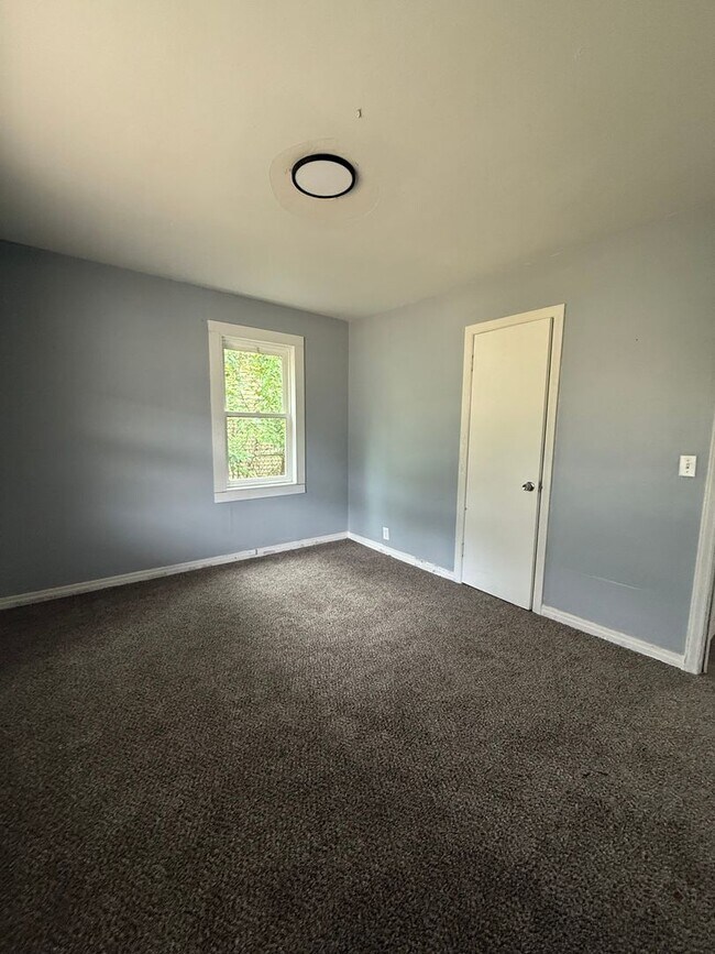 Building Photo - Darling 3 Bedroom in Nice Quiet Area