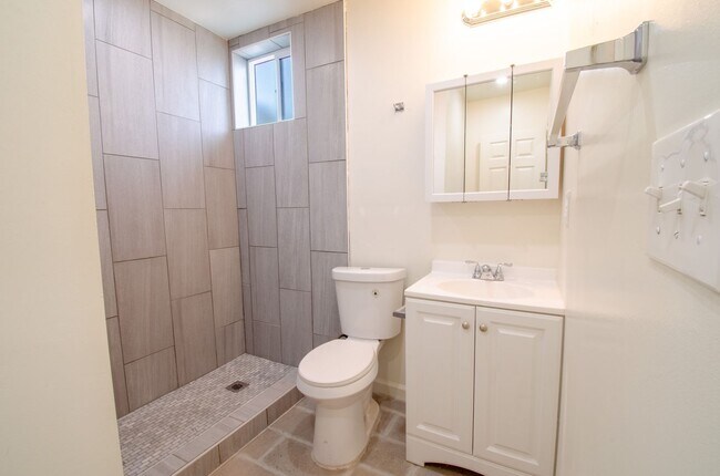 Building Photo - Newly Remodeled Home Near University of Arizona!