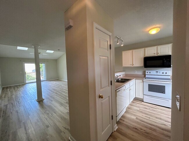 Foto del edificio - 2BR Condo in Holton Place – Pool, Porch, a...