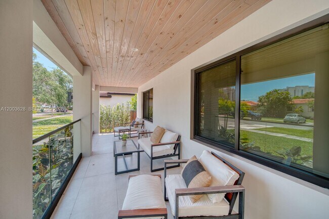 Foto del edificio - 1940 SW 32nd Pl