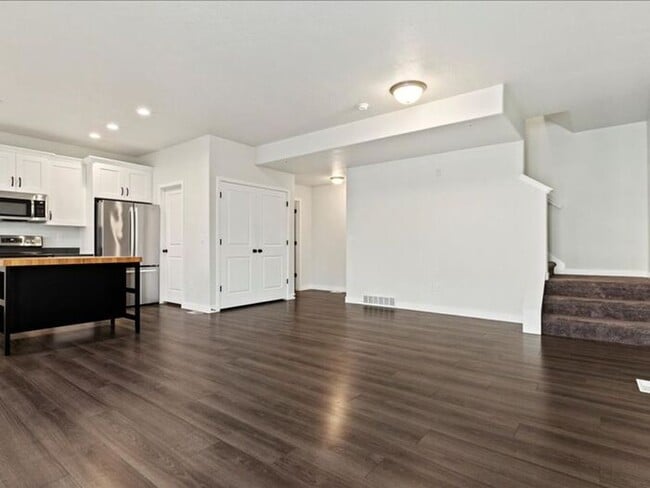 Foto del edificio - RIVERTON 3 BED, 2.5 BATH TOWNHOME