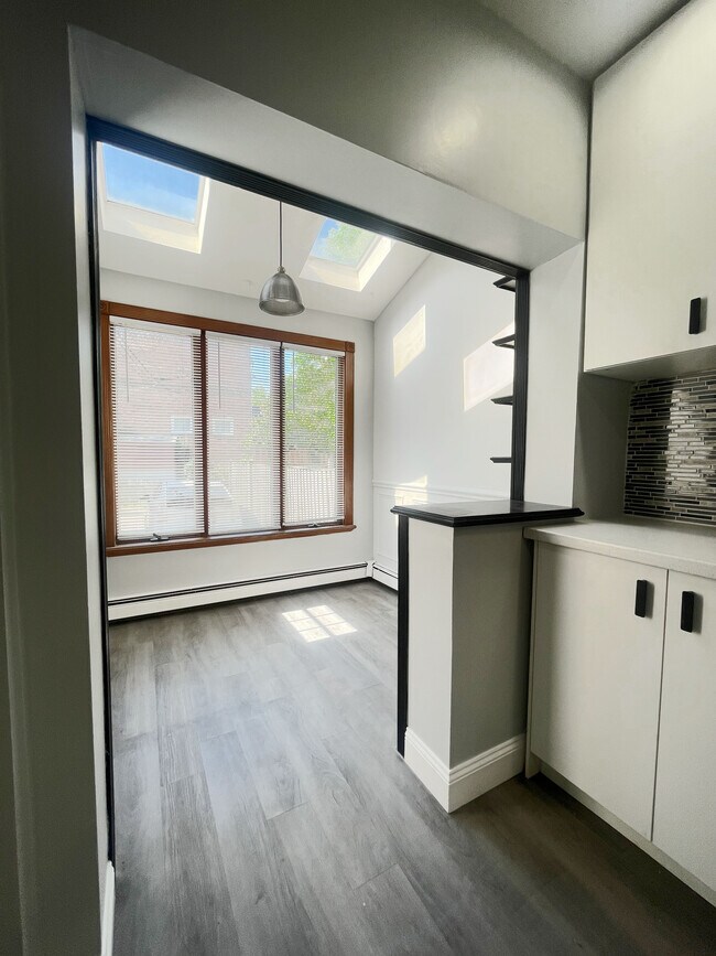 Building Photo - 43 E Burke Ave