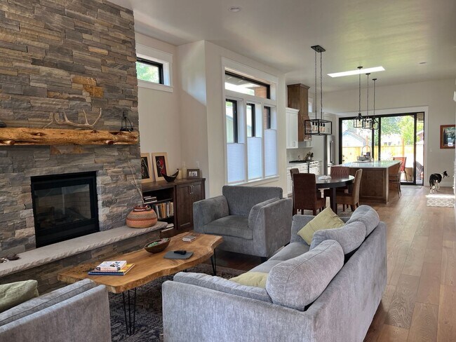 Building Photo - Charming Modern Home in the Heart of Bend