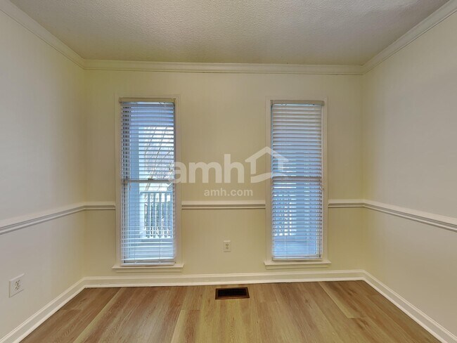 Foto del edificio - 609 Two Gait Ln