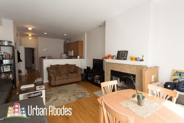 Building Photo - 1426 W Belmont Ave