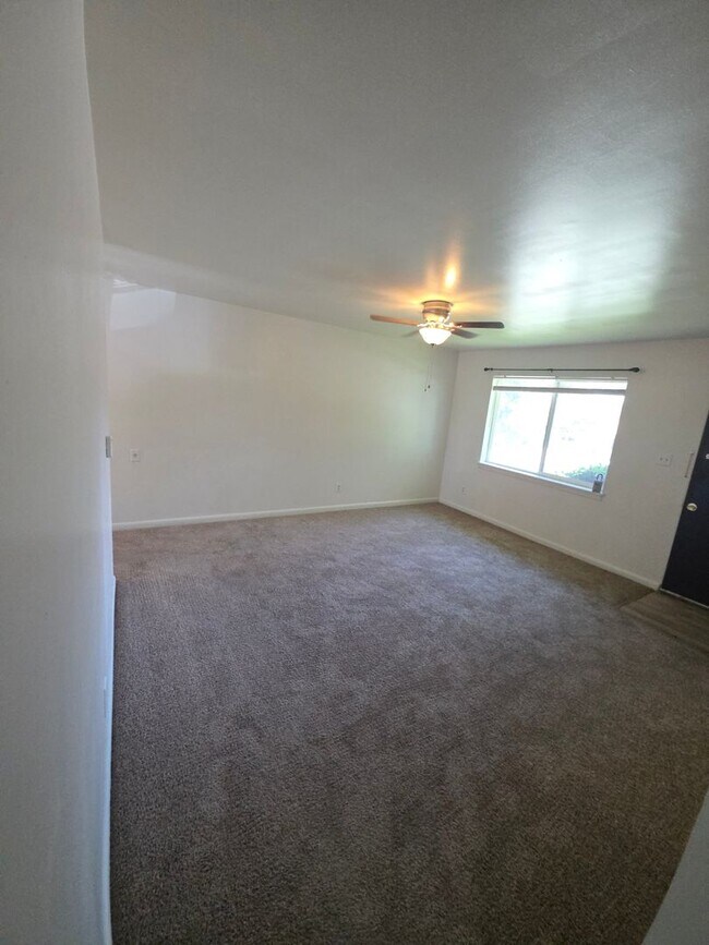 Foto del edificio - Charming 2 Bed, 1 Bath Apartment - Prime L...