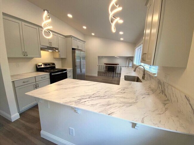 Building Photo - Modern 4 Bedroom, 3 Bath House - Near Died...