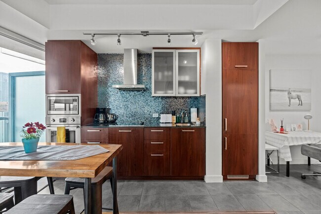 Building Photo - 25 Lower Simcoe St