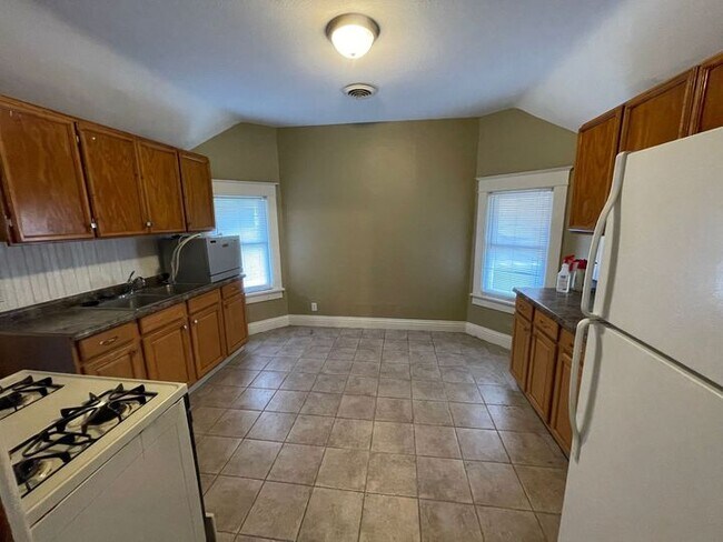 kitchen - 420 E 8th St