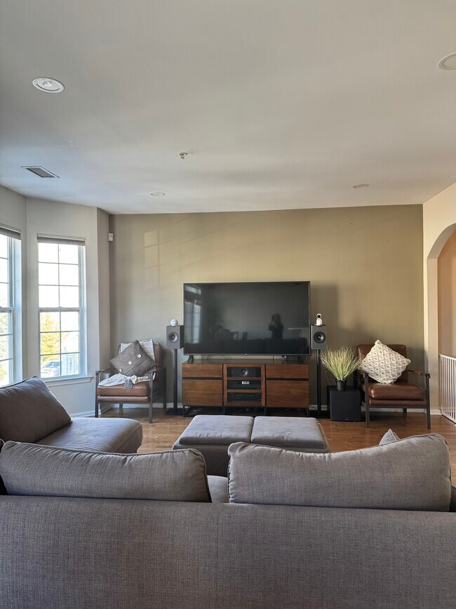 Foto del edificio - 813 Deluca Rd