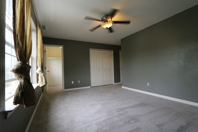 Building Photo - 1400 Kremer Dr