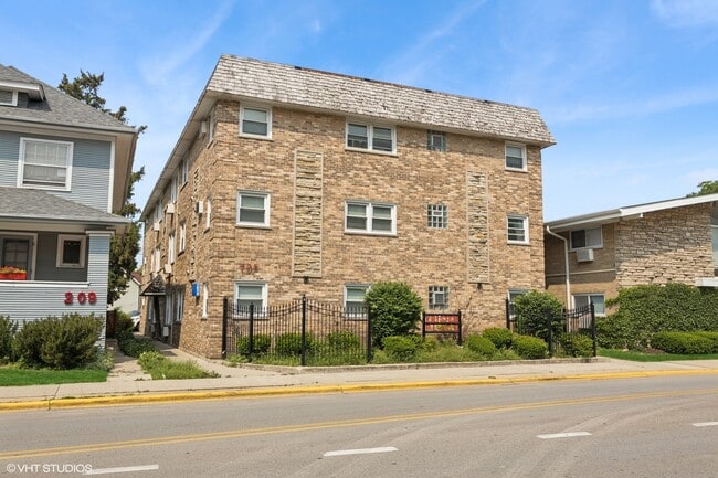 Building Photo - 205 Circle Ave