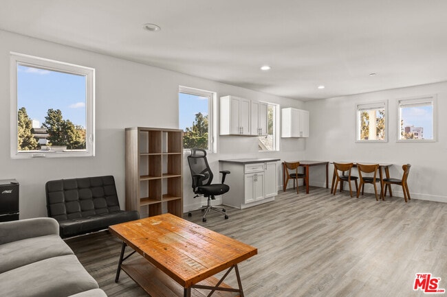 Building Photo - 1147 W 37th St