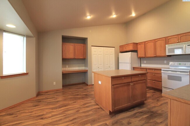 Building Photo - Large 4 Bed/2 Bath Richland Rambler