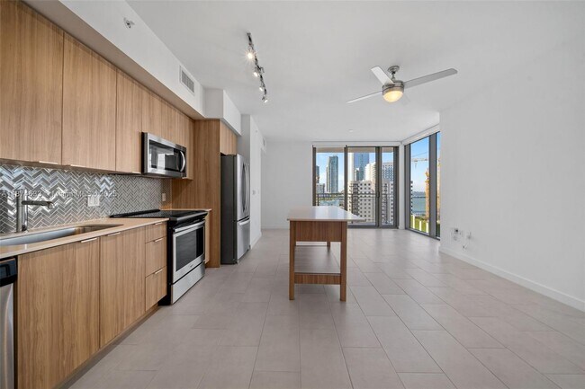 Foto del edificio - 2150 N Bayshore Dr