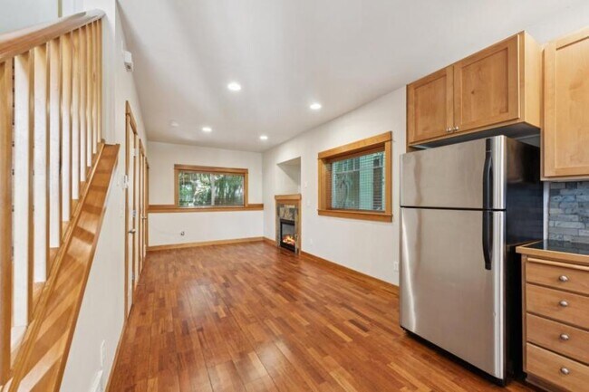 Building Photo - 2 bedroom in Seattle WA 98122