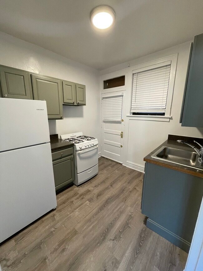 Building Photo - 631 W Roscoe St