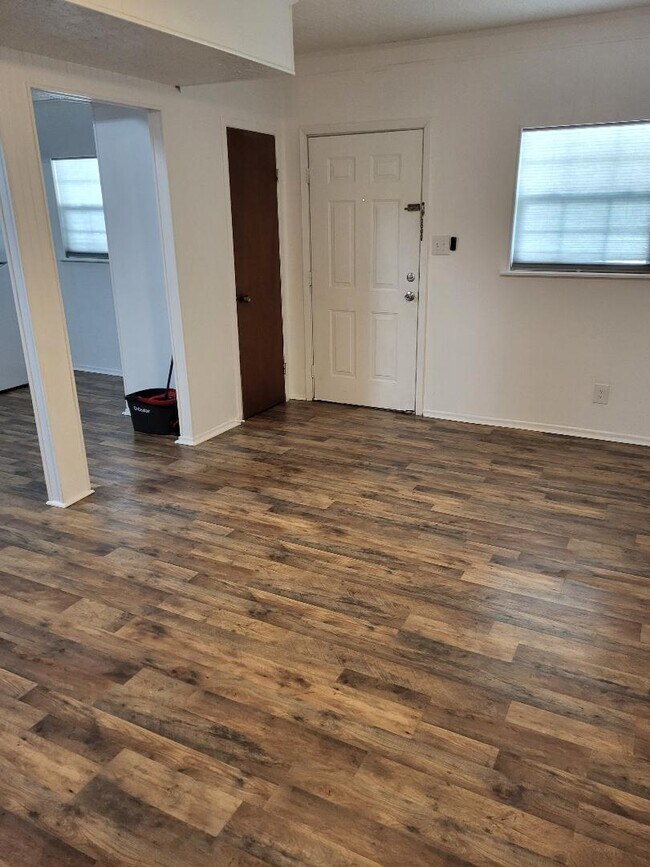 Living Room - 804 W I Ave