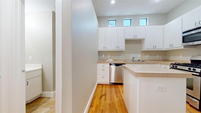 Building Photo - 8715 Meadowcroft Dr