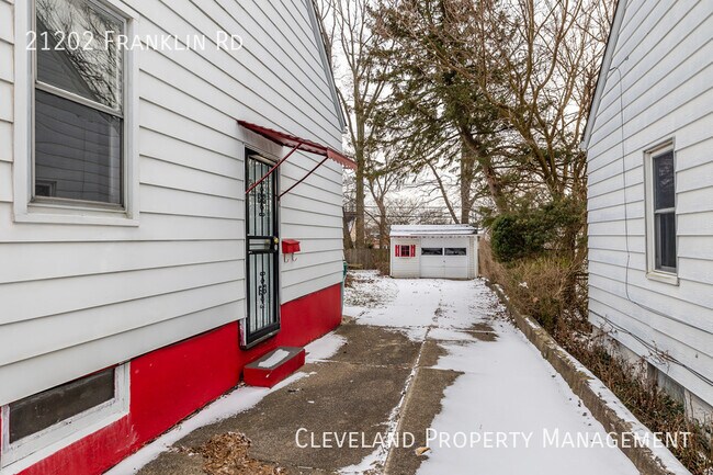 Building Photo - Maple Heights Bungalow