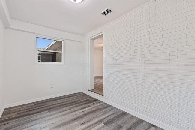 Building Photo - 112 S Fern Rd