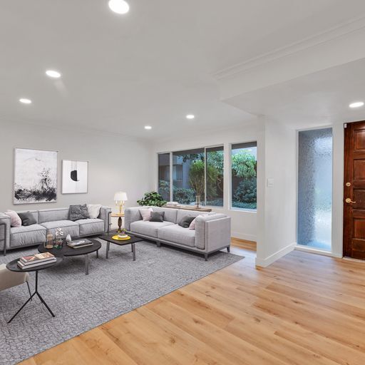 Sala de estar amplia con pisos de vinilo de lujo en toda la propiedad - 18128 Killion St
