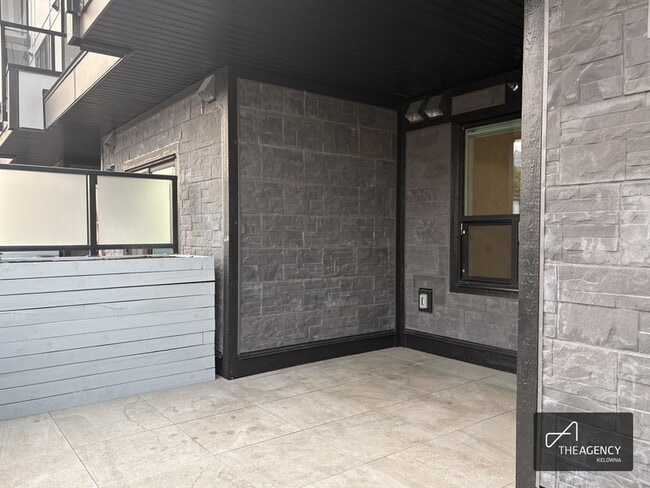 Building Photo - 1036 Coronation Ave