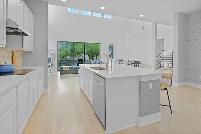 Building Photo - 601 Pinnacle View Dr
