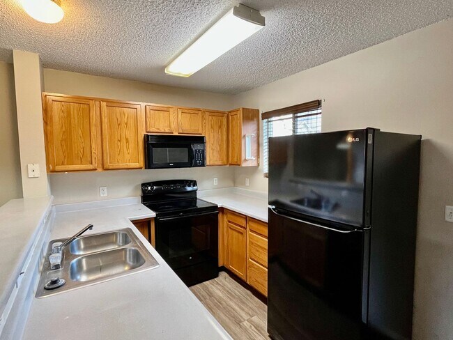Building Photo - Charming 3 Bedroom Townhome w/ Basement