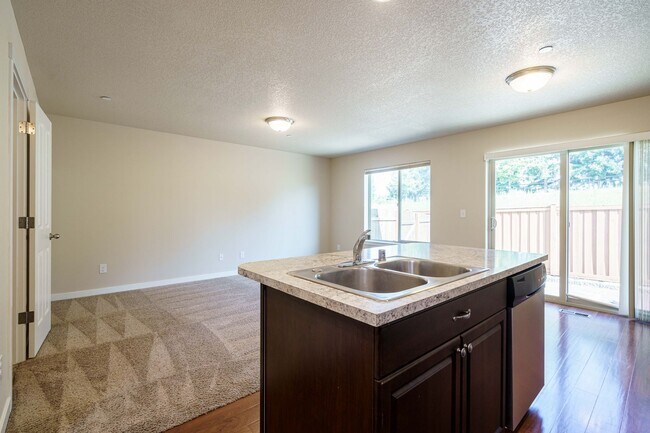 Building Photo - 1503 Sq Ft Townhome | 3 Bedrooms | Garage | Washer/Dryer Included
