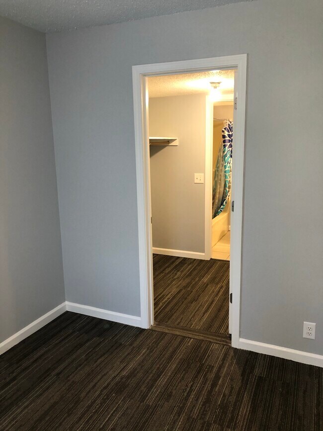 Suite principal con armario con acceso directo al baño privado - 3292 Anderson Rd