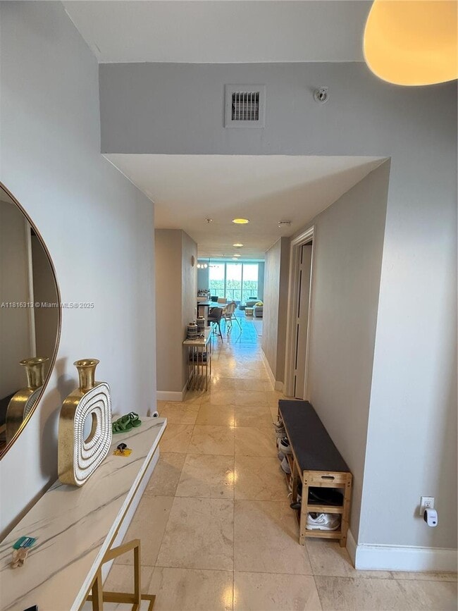 Foto del edificio - 15051 Royal Oaks Ln