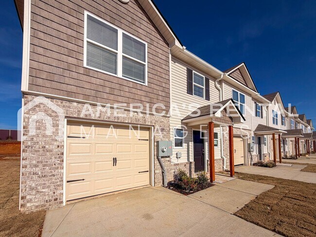 Building Photo - DEPOSIT PENDING! Move in Special! Modern 3-Bedroom Townhouse in Lincoln for Rent! END UNIT! Sign ...