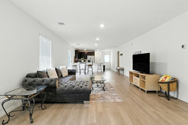 Foto del edificio - 379 Jewett Meadow Dr