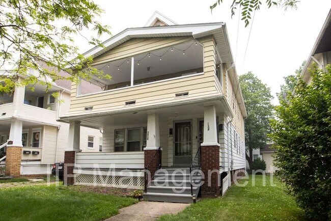 Building Photo - Gorgeous 2 Bedroom Up Unit in Lakewood!