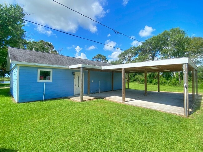 Building Photo - 331 Veselka Rd