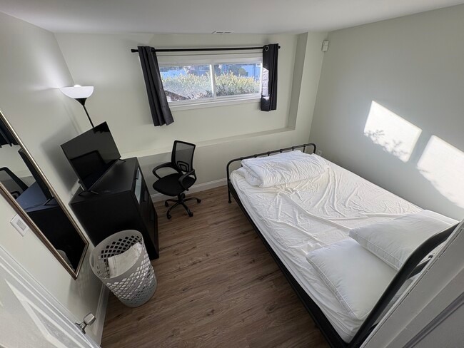 Foto del edificio - 35 Holiday Park Dr